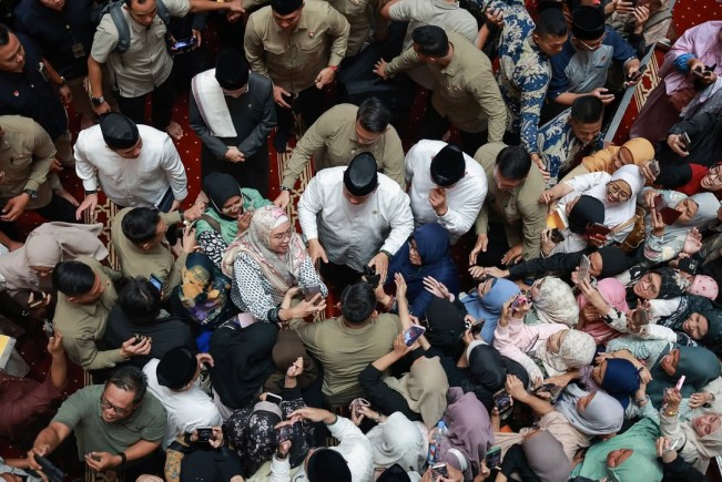 Warga berfoto dan bersalaman dengan Presiden Prabowo Subianto dalam acara peringatan Maulid Nabi di Masjid Istiqlal, Jakarta, Kamis (4/9/2025) malam. [Instagram @presidenrepublikindonesia]